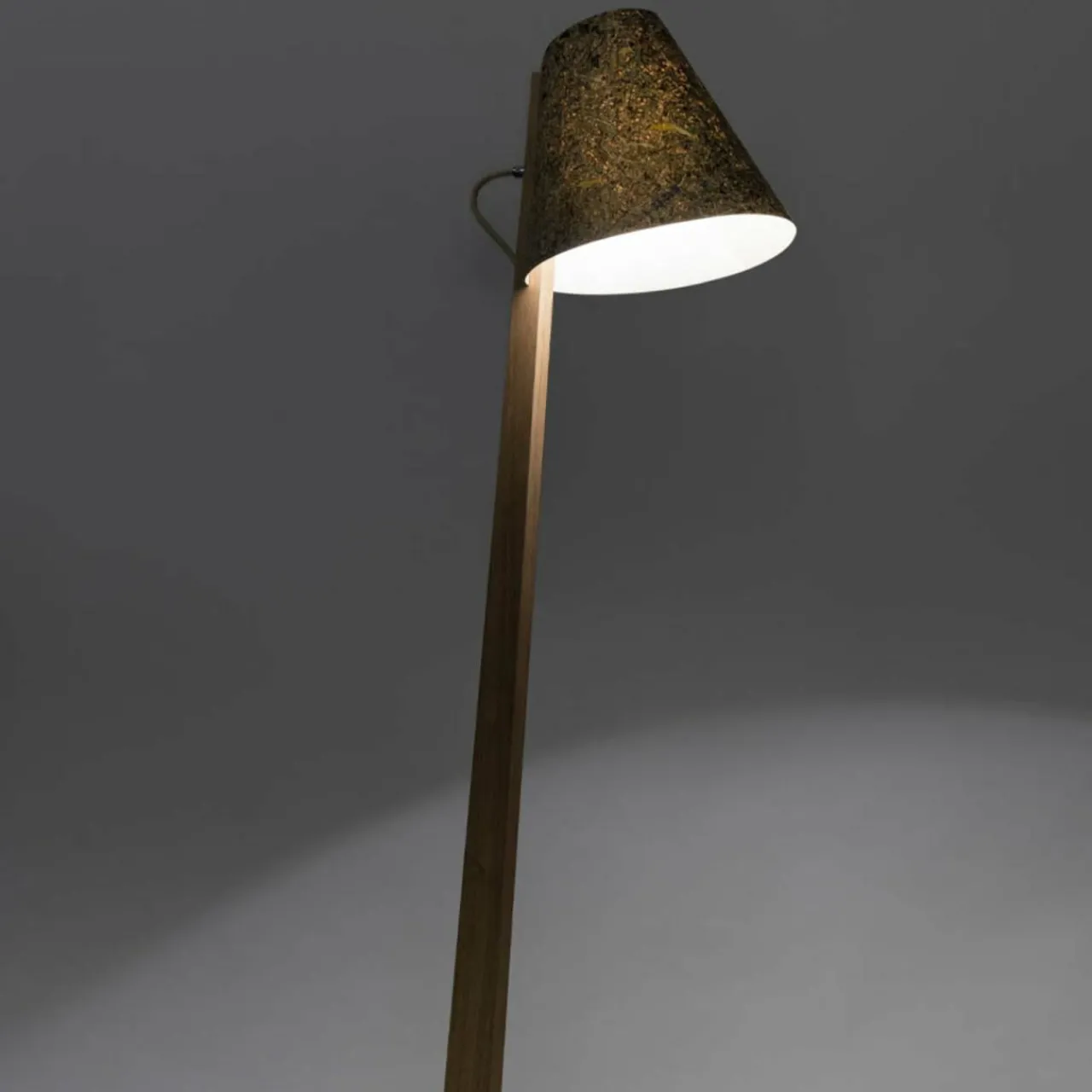 almut__lampadaire_courb_cm_foin_prs_1.webp Almut von Wildheim ALMUT 1411 lampadaire courbé Ø30cm foin prés^ Luminaires Durables