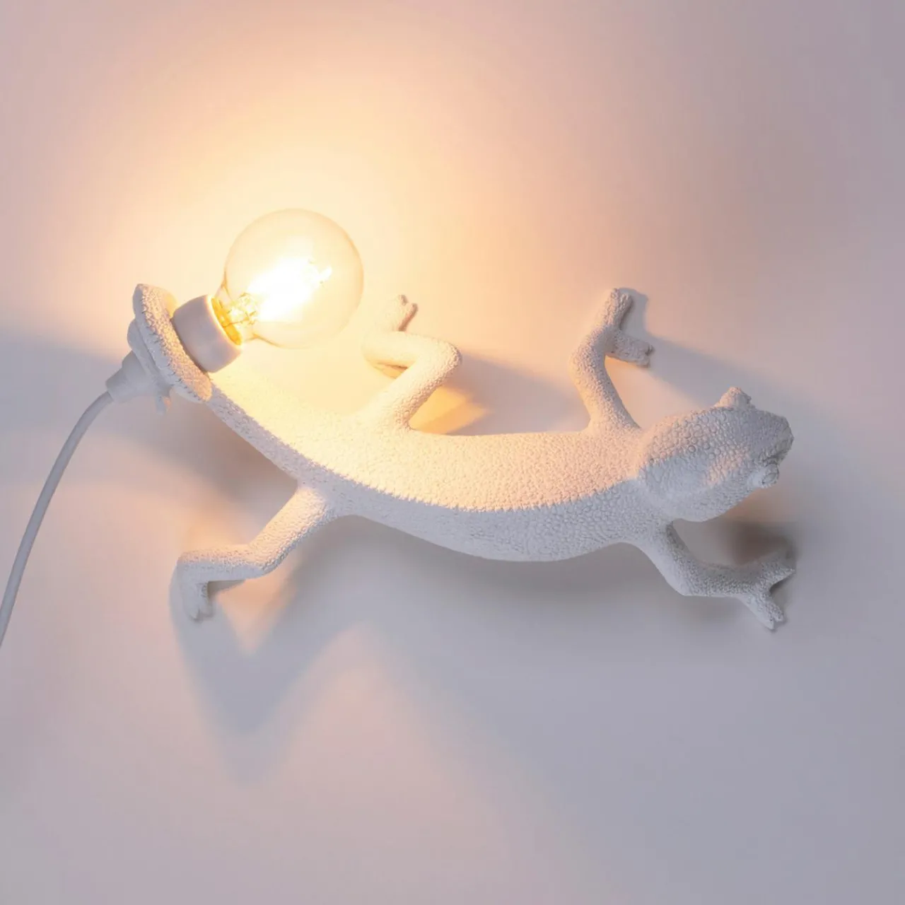 applique_dco_led_chameleon_lamp_going_down_usb_1.webp SELETTI Applique déco LED Chameleon Lamp Going Down USB^ Lampes Décoratives