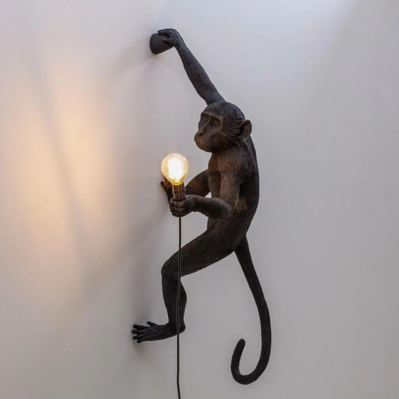 applique_dco_led_monkey_lamp_droite_noire_3.webp SELETTI Applique déco LED Monkey Lamp, droite, noire^ Lampes Décoratives