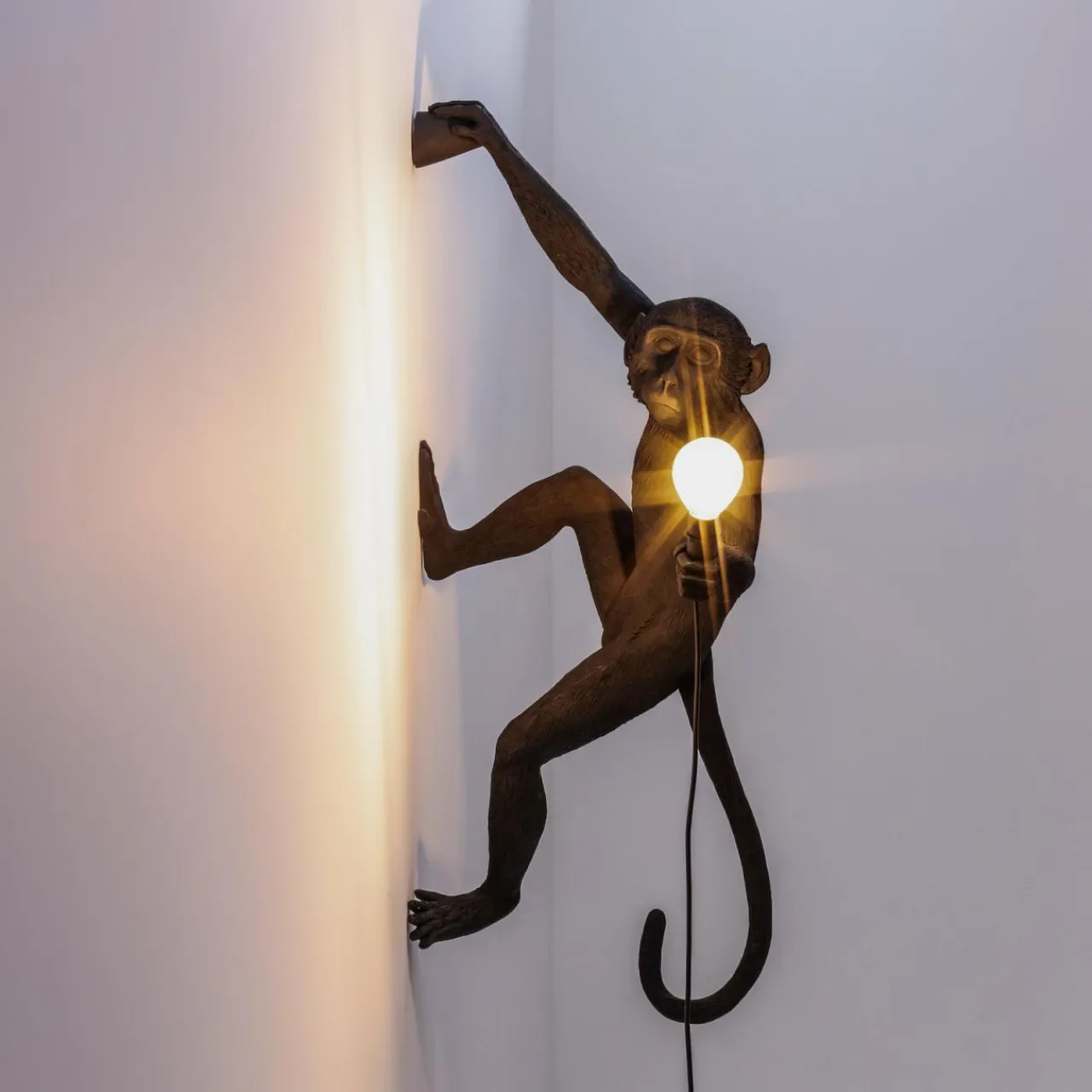 applique_dco_led_monkey_lamp_droite_noire_4.webp SELETTI Applique déco LED Monkey Lamp, droite, noire^ Lampes Décoratives
