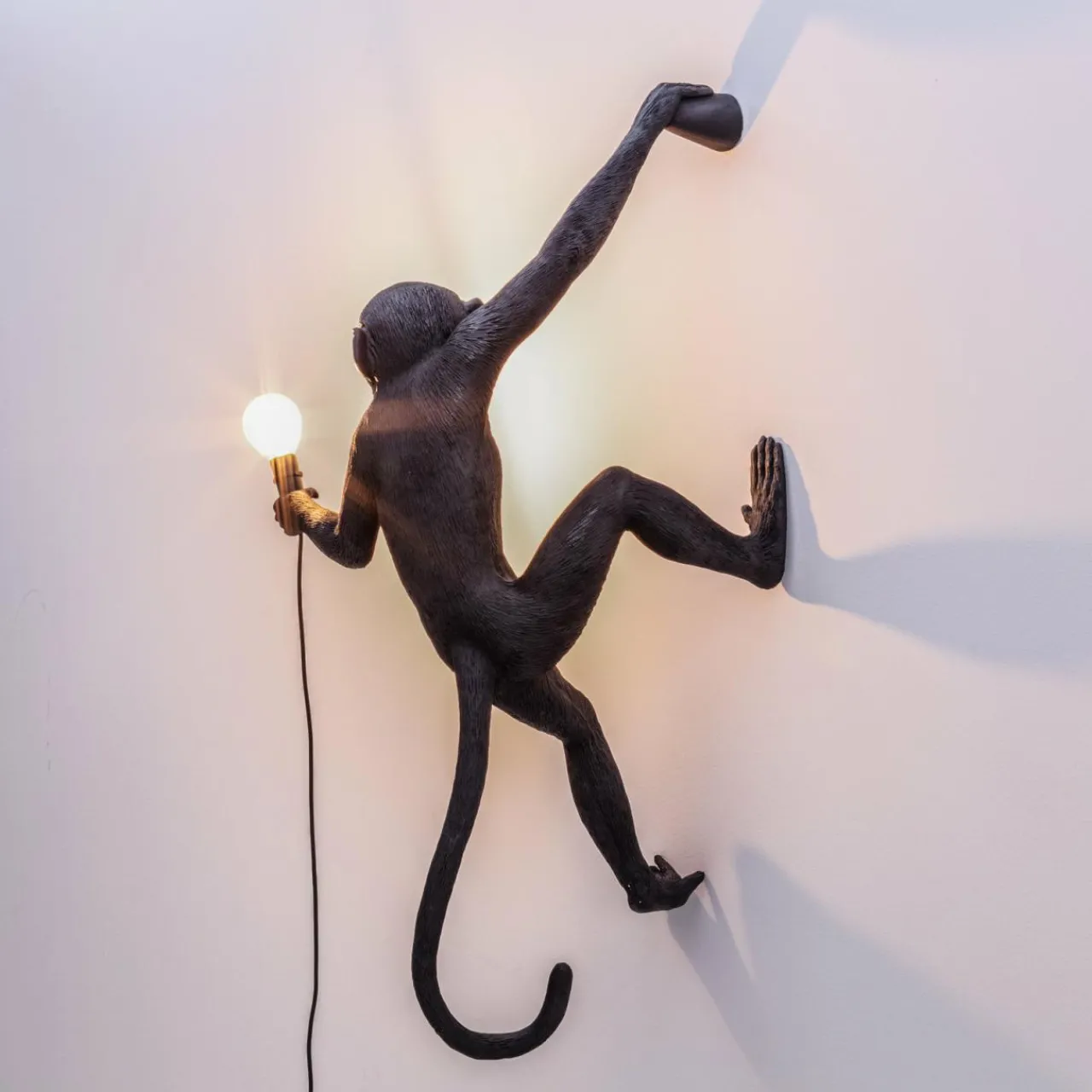 applique_dco_led_monkey_lamp_droite_noire_5.webp SELETTI Applique déco LED Monkey Lamp, droite, noire^ Lampes Décoratives