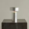 Audo Copenhagen Audo Column lampe de table batterie, IP44, alu^ Lampes Décoratives