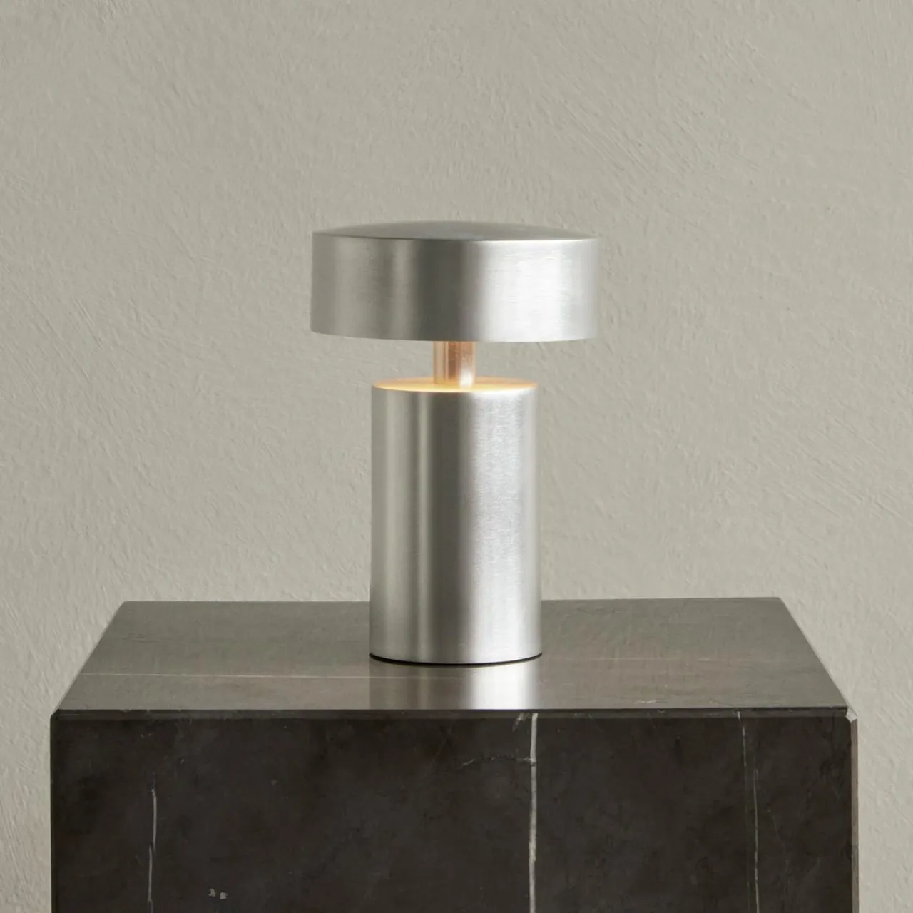 audo_column_lampe_de_table_batterie_ip_alu_0.webp Audo Copenhagen Audo Column lampe de table batterie, IP44, alu^ Lampes Décoratives