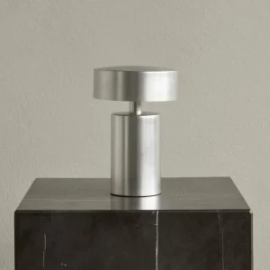 Audo Copenhagen Audo Column lampe de table batterie, IP44, alu^ Lampes Décoratives