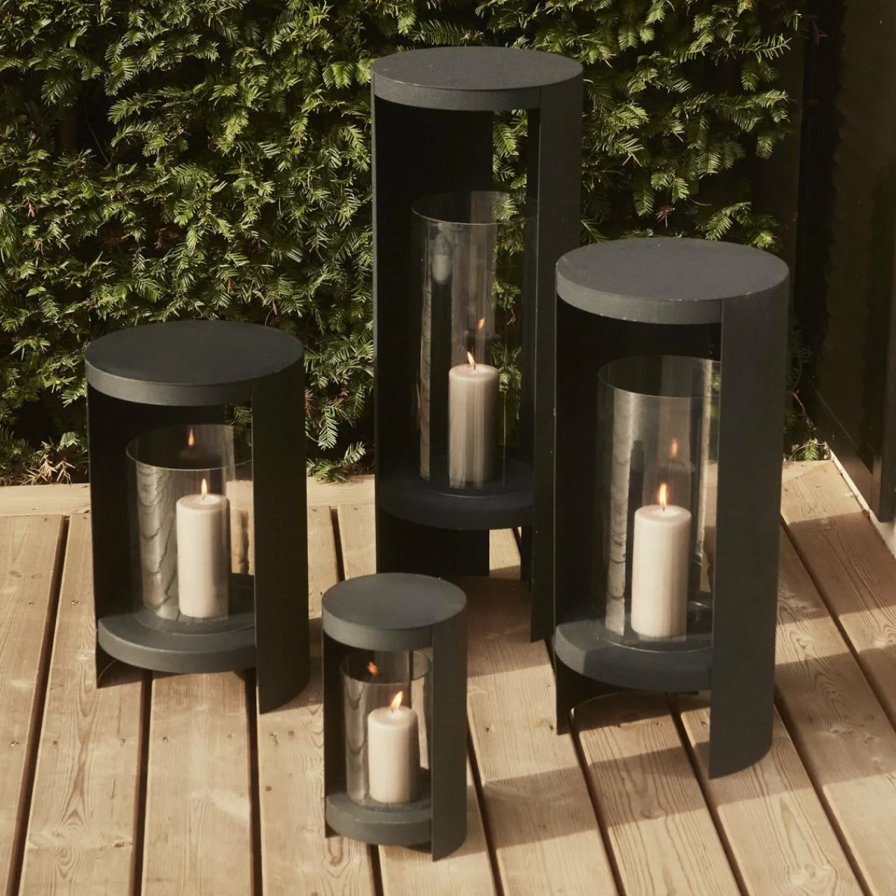 aytm_lanterne_ora_noir_hauteur__cm_verre_aluminium_0-1.webp AYTM lanterne Ora, noir, hauteur 58,4 cm, verre, aluminium^ Meubles & Aménagements