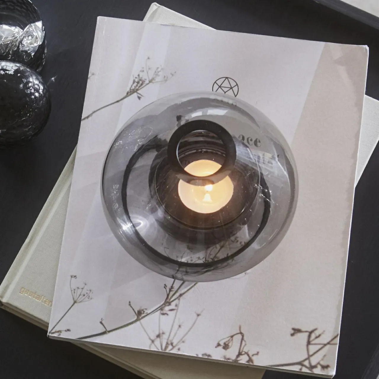 aytm_lanterne_uno_vase_gris_fum___cm_hauteur__cm_verre_2.webp AYTM lanterne Uno, vase, gris fumé, Ø 14 cm, hauteur 11 cm, verre^ Meubles & Aménagements
