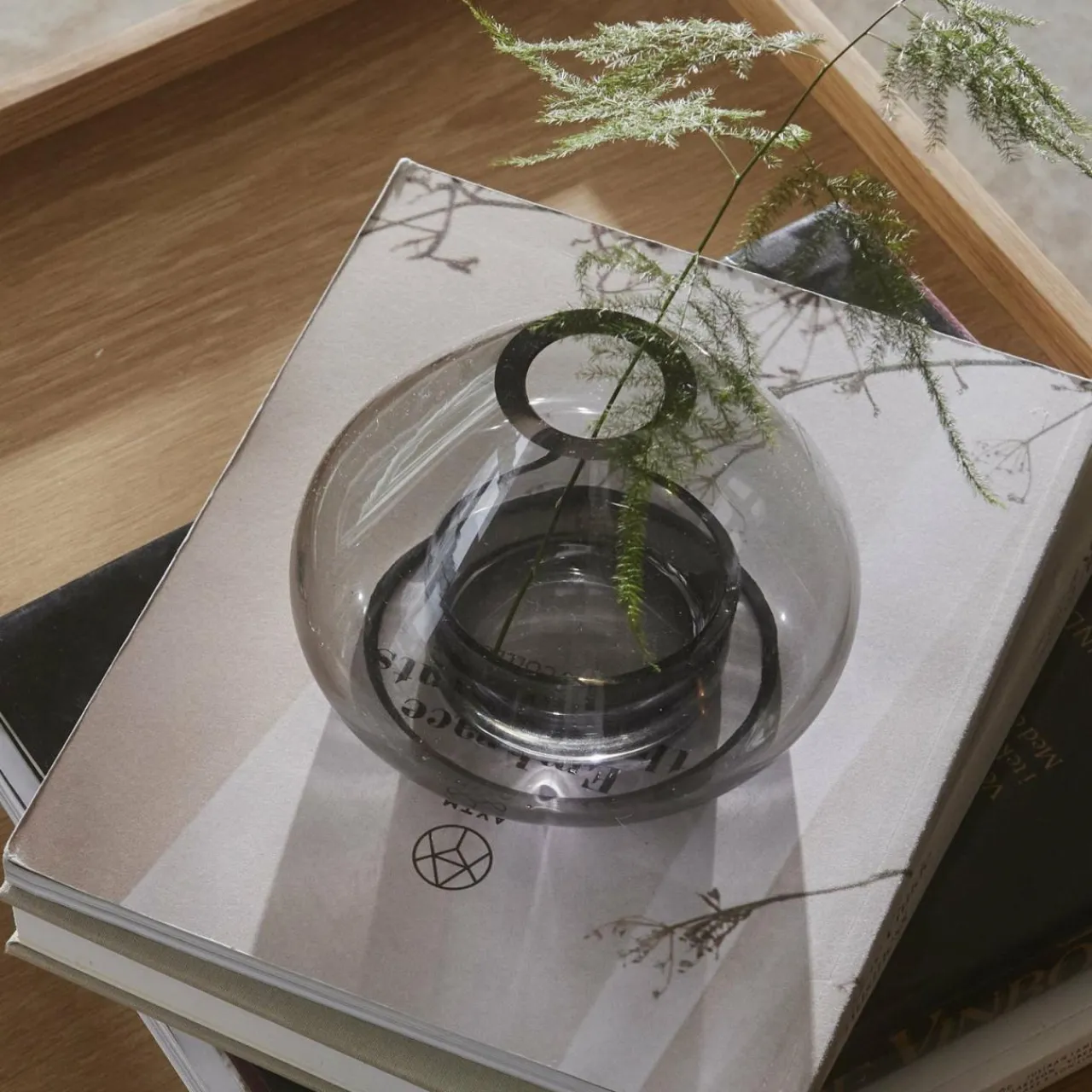 aytm_lanterne_uno_vase_gris_fum___cm_hauteur__cm_verre_3.webp AYTM lanterne Uno, vase, gris fumé, Ø 14 cm, hauteur 11 cm, verre^ Meubles & Aménagements