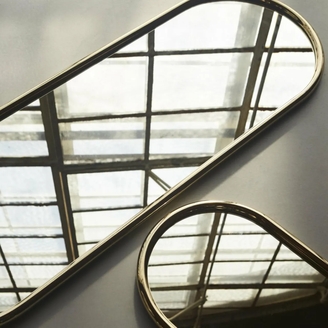 aytm_miroir_angui_dor_hauteur__cm_verre_acier_2.webp AYTM miroir Angui, doré, hauteur 78 cm, verre, acier^ Meubles & Aménagements
