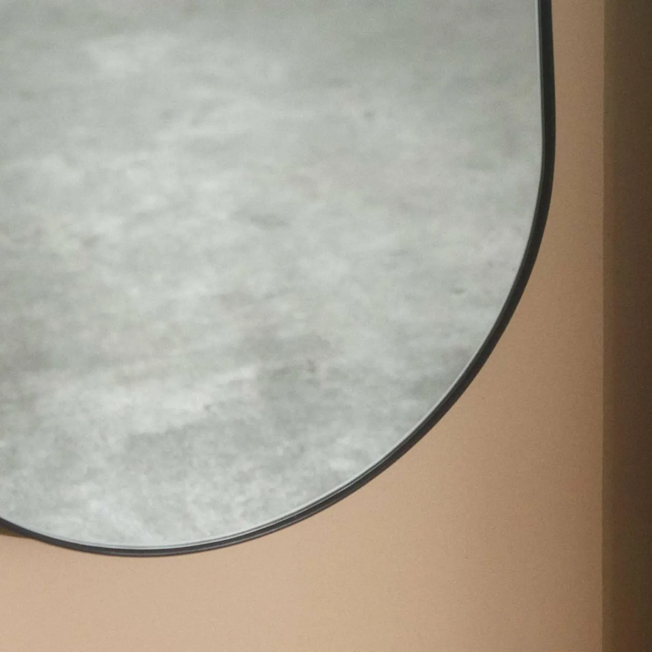 aytm_miroir_arcus_noir_hauteur__cm_verre_bois_mdf_2.webp AYTM miroir Arcus, noir, hauteur 115 cm, verre, bois MDF^ Meubles & Aménagements