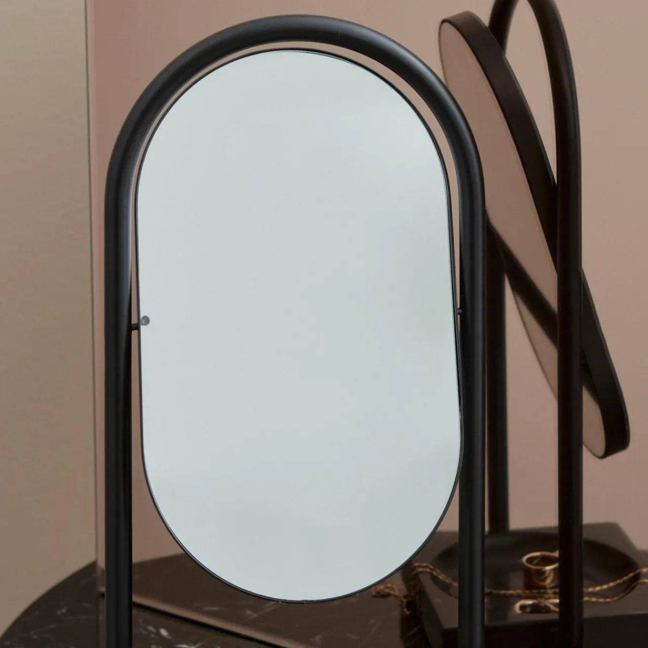 aytm_miroir_de_table_angui_noir_hauteur__cm_verre_marbre_2.webp AYTM miroir de table Angui, noir, hauteur 35 cm, verre, marbre^ Meubles & Aménagements