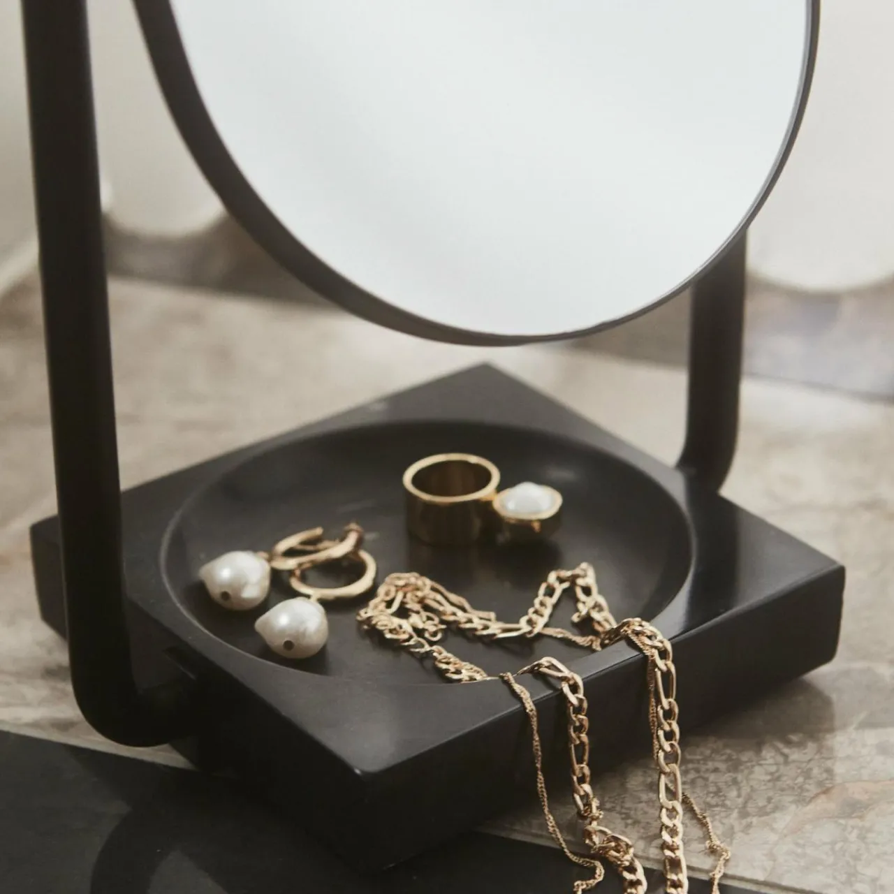 aytm_miroir_de_table_angui_noir_hauteur__cm_verre_marbre_3.webp AYTM miroir de table Angui, noir, hauteur 35 cm, verre, marbre^ Meubles & Aménagements
