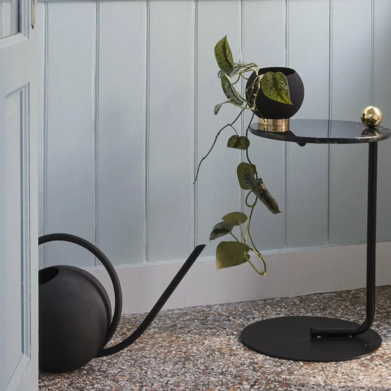 aytm_pot_de_fleurs_globe___cm_noir_aluminium_acier_1-1.webp AYTM pot de fleurs Globe, Ø 17 cm, noir, aluminium, acier^ Meubles & Aménagements