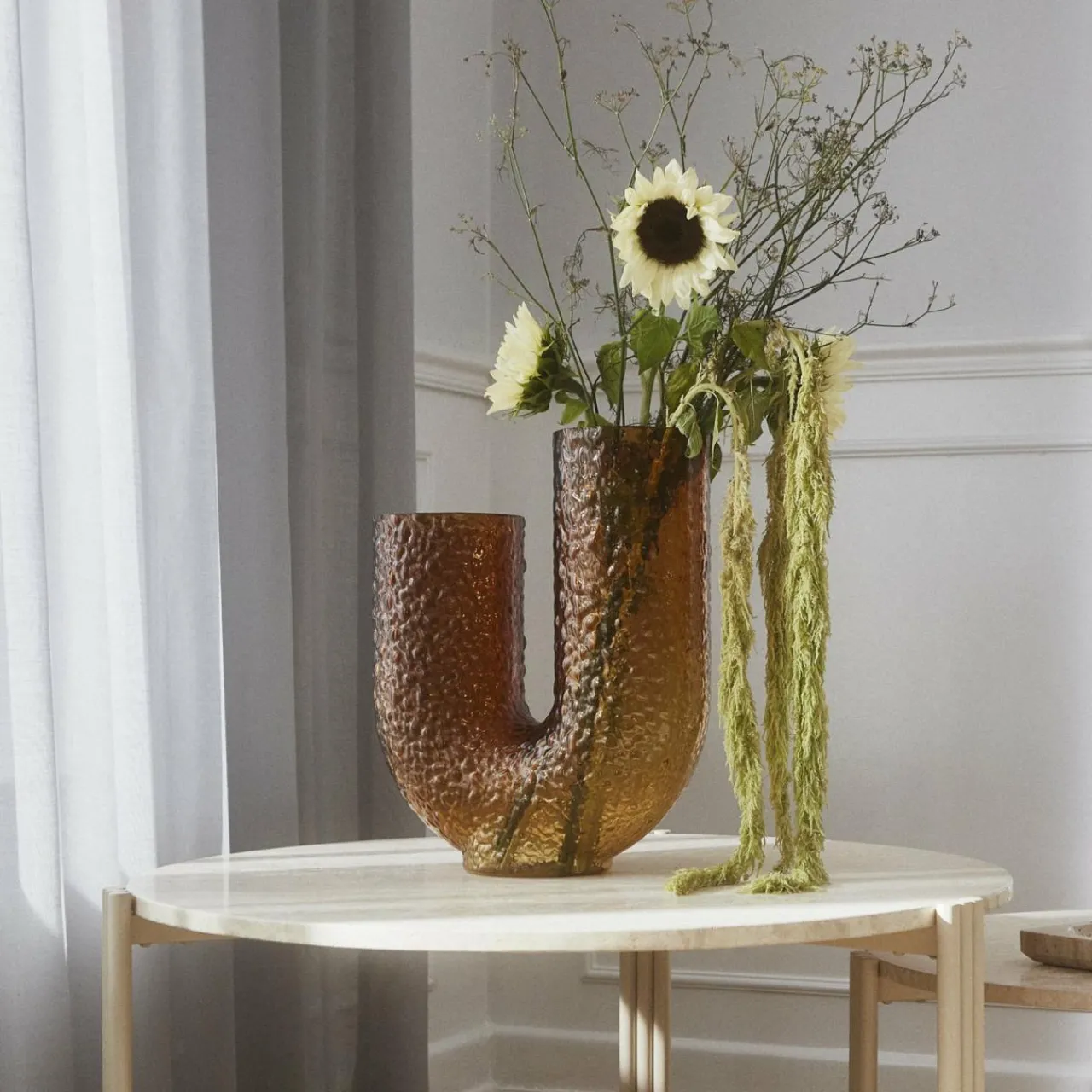 aytm_vase_arura_ambre_hauteur__cm_largeur__cm_verre_0.webp AYTM Vase Arura, ambre, hauteur 40 cm, largeur 34 cm, verre^ Meubles & Aménagements