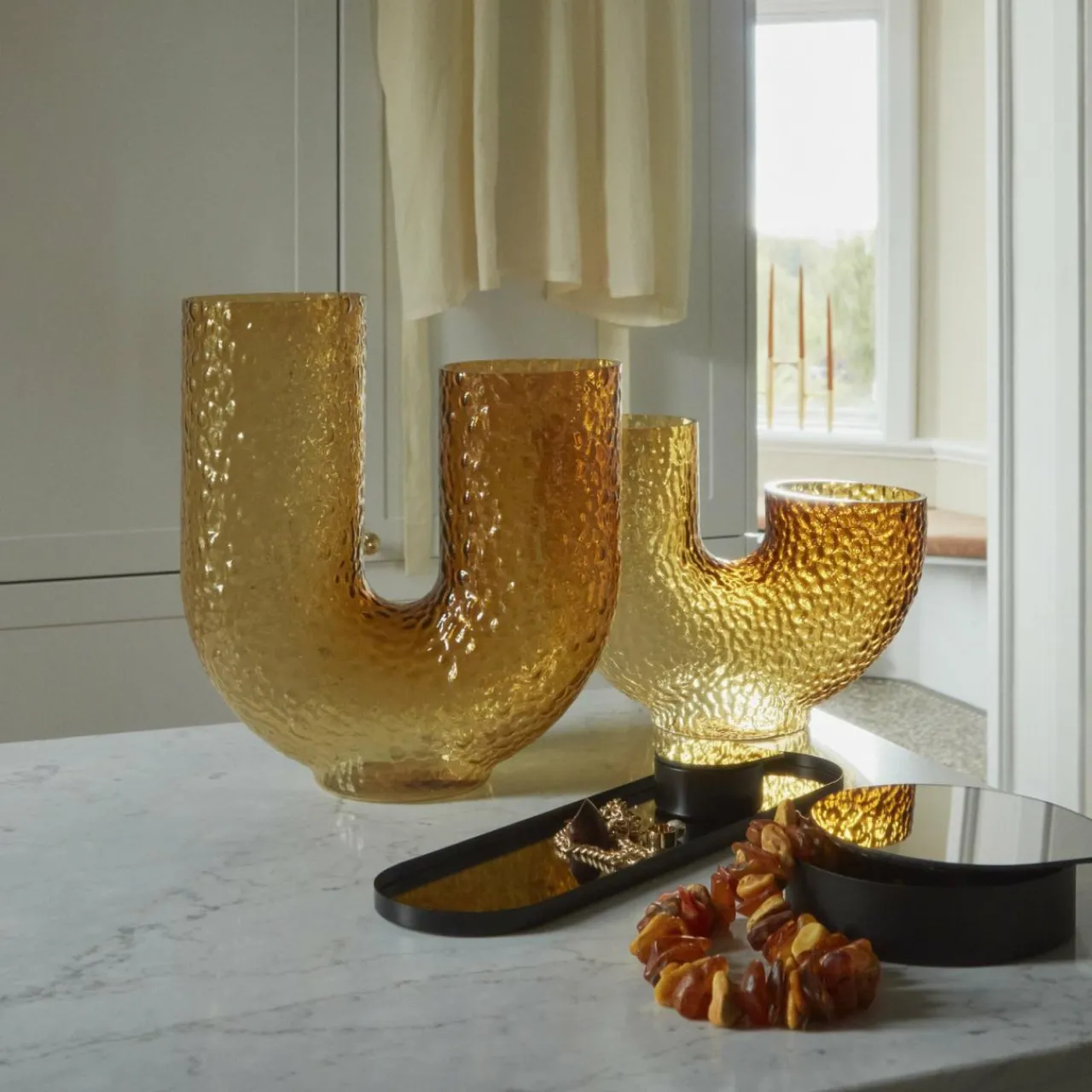 aytm_vase_arura_ambre_hauteur__cm_largeur__cm_verre_2.webp AYTM Vase Arura, ambre, hauteur 40 cm, largeur 34 cm, verre^ Meubles & Aménagements