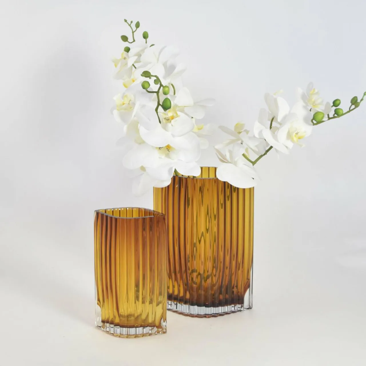 aytm_vase_folium_hauteur__cm_ambre_verre_3.webp AYTM Vase Folium, hauteur 25 cm, ambre, verre^ Meubles & Aménagements
