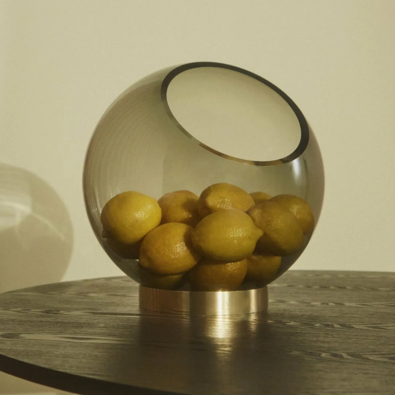 aytm_vase_globe___cm_ambre__or_verre_acier_inoxydable_0.webp AYTM Vase Globe, Ø 17 cm, ambre / or, verre, acier inoxydable^ Meubles & Aménagements