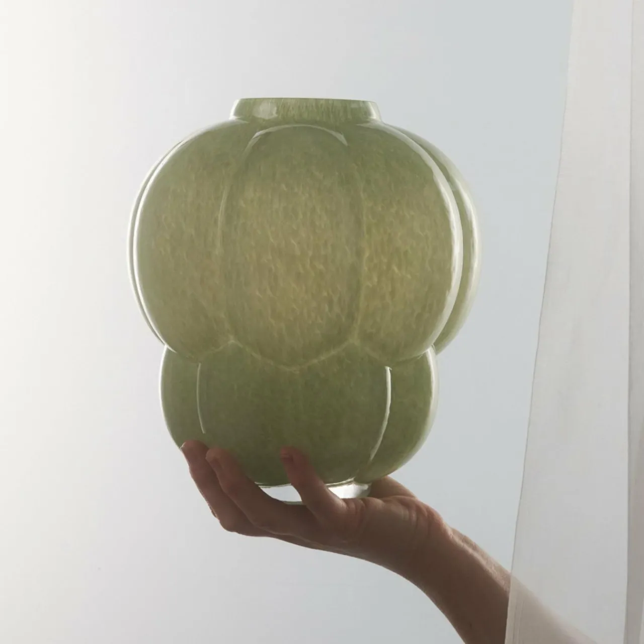 AYTM Vase Uva, verre, vert, Ø 26 cm, hauteur 28 cm, soufflé à la bouche^ Meubles & Aménagements