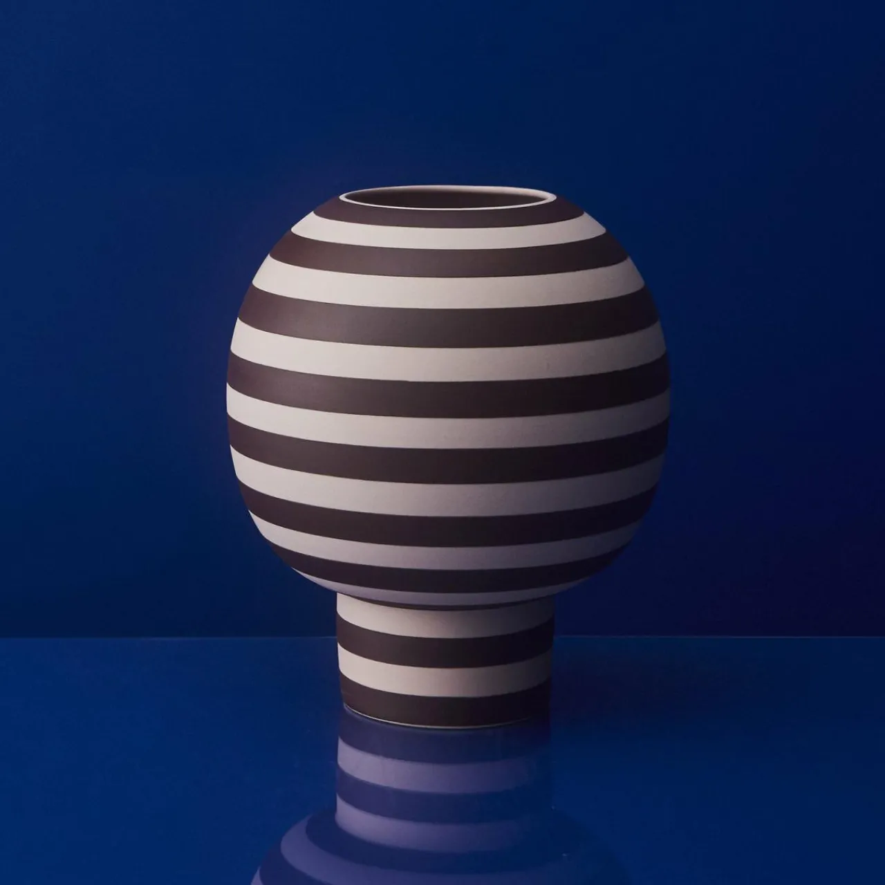 aytm_vase_varia_rouge___cm_hauteur__cm_cramique_0.webp AYTM Vase Varia, rouge, Ø 18 cm, hauteur 21 cm, céramique^ Meubles & Aménagements