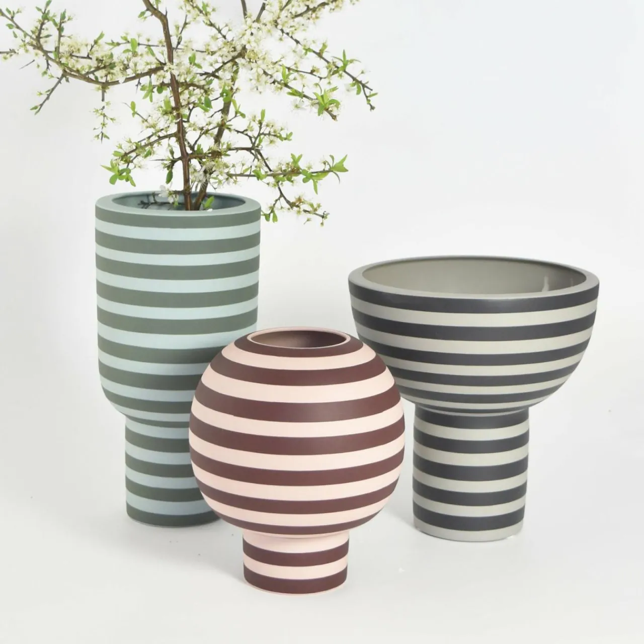 aytm_vase_varia_rouge___cm_hauteur__cm_cramique_1.webp AYTM Vase Varia, rouge, Ø 18 cm, hauteur 21 cm, céramique^ Meubles & Aménagements