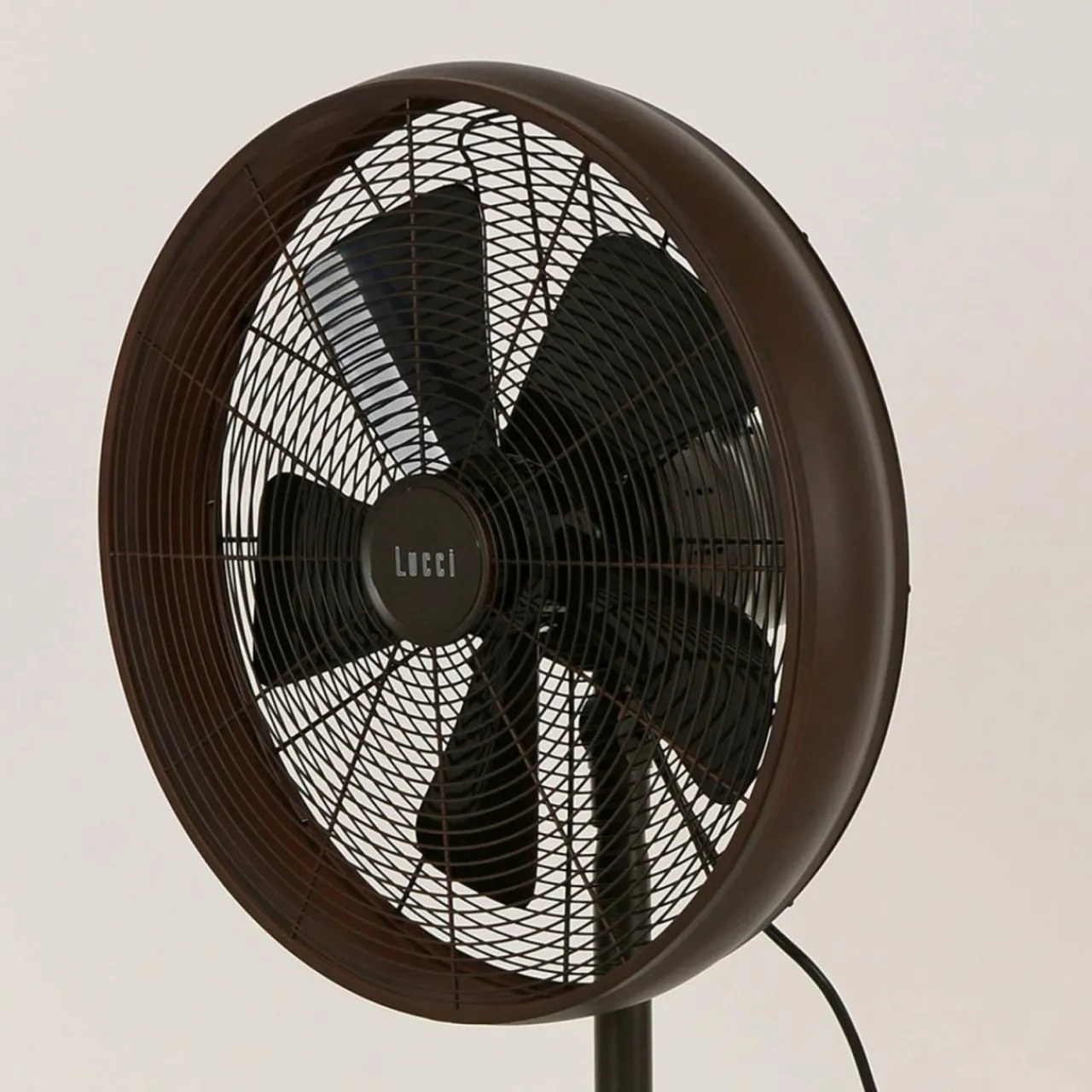 beacon_ventilateur_sur_pied_breeze_couleur_bronze_pied_rond_silencieux_1.webp Beacon Lighting Beacon Ventilateur sur pied Breeze couleur bronze, pied rond, silencieux^ Ventilateurs