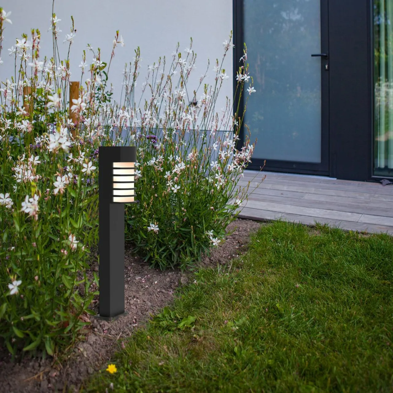 borne_lumineuse_fulton_avec_design_en_lamelles_0.webp LUTEC Borne lumineuse Fulton avec design en lamelles^ Bornes Éclairage Extérieur