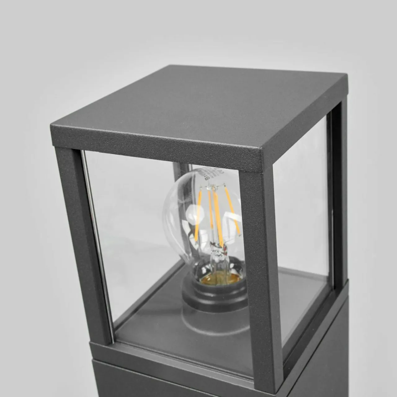 borne_lumineuse_klemens_gris_graphite_cm_2.webp Lucande Borne lumineuse Klemens, gris graphite, 65 cm^ Bornes Éclairage Extérieur