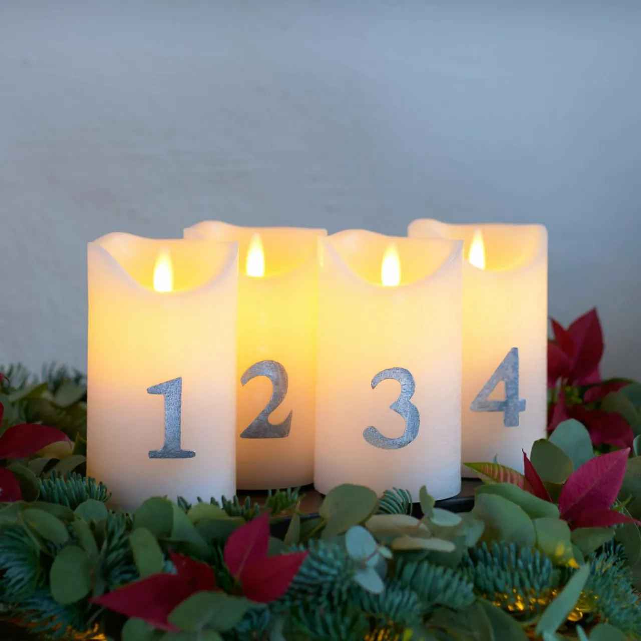 bougie_led_sara_avent_par__cm_blancargente_1.webp Sirius Bougie LED Sara Avent par 4, 12,5cm blanc/argentée^ Lumière De Noël