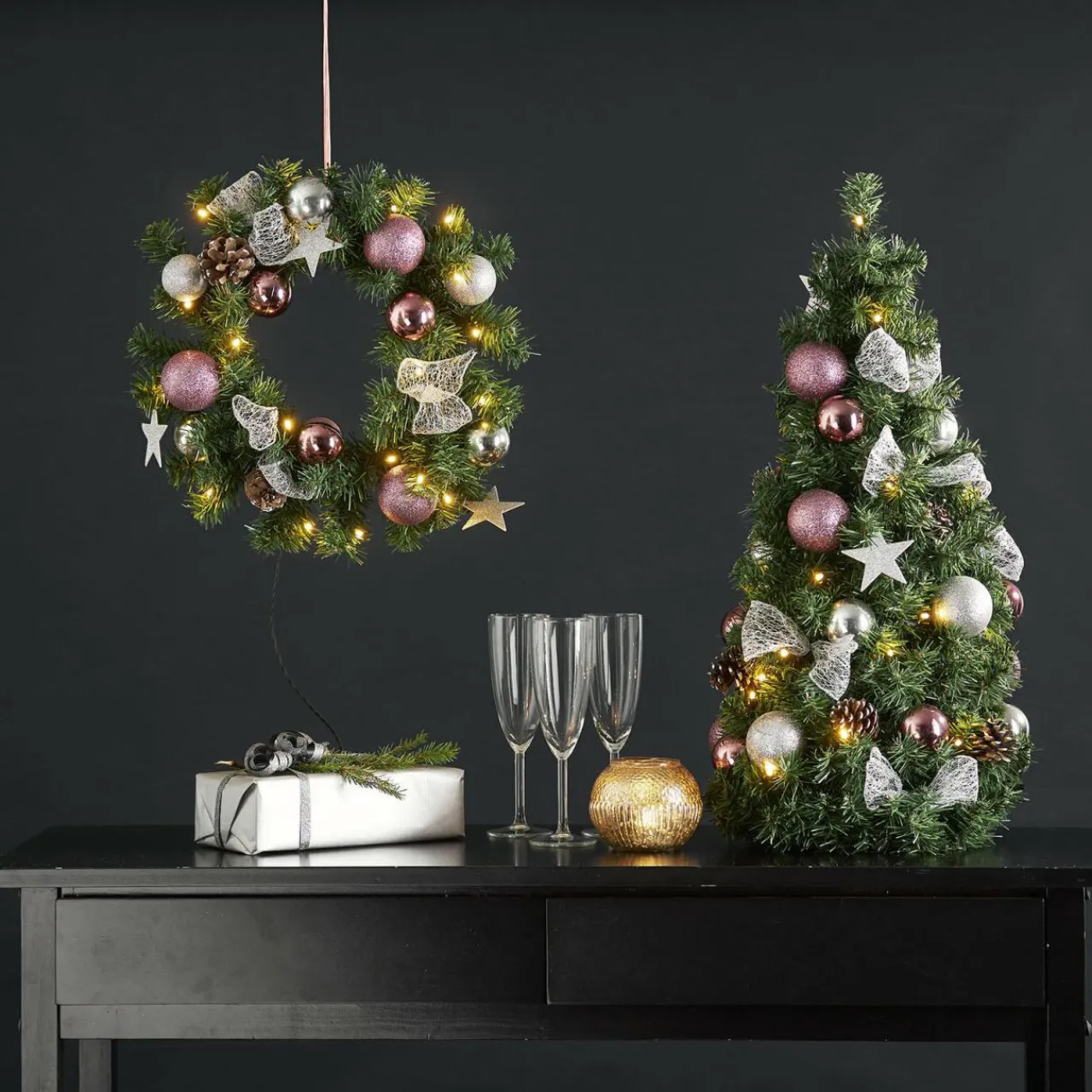 couronne_de_sapin_led_nol_avec_dco_argenterose_1.webp STAR TRADING Couronne de sapin LED Noël avec déco argentée/rose^ Lumière De Noël