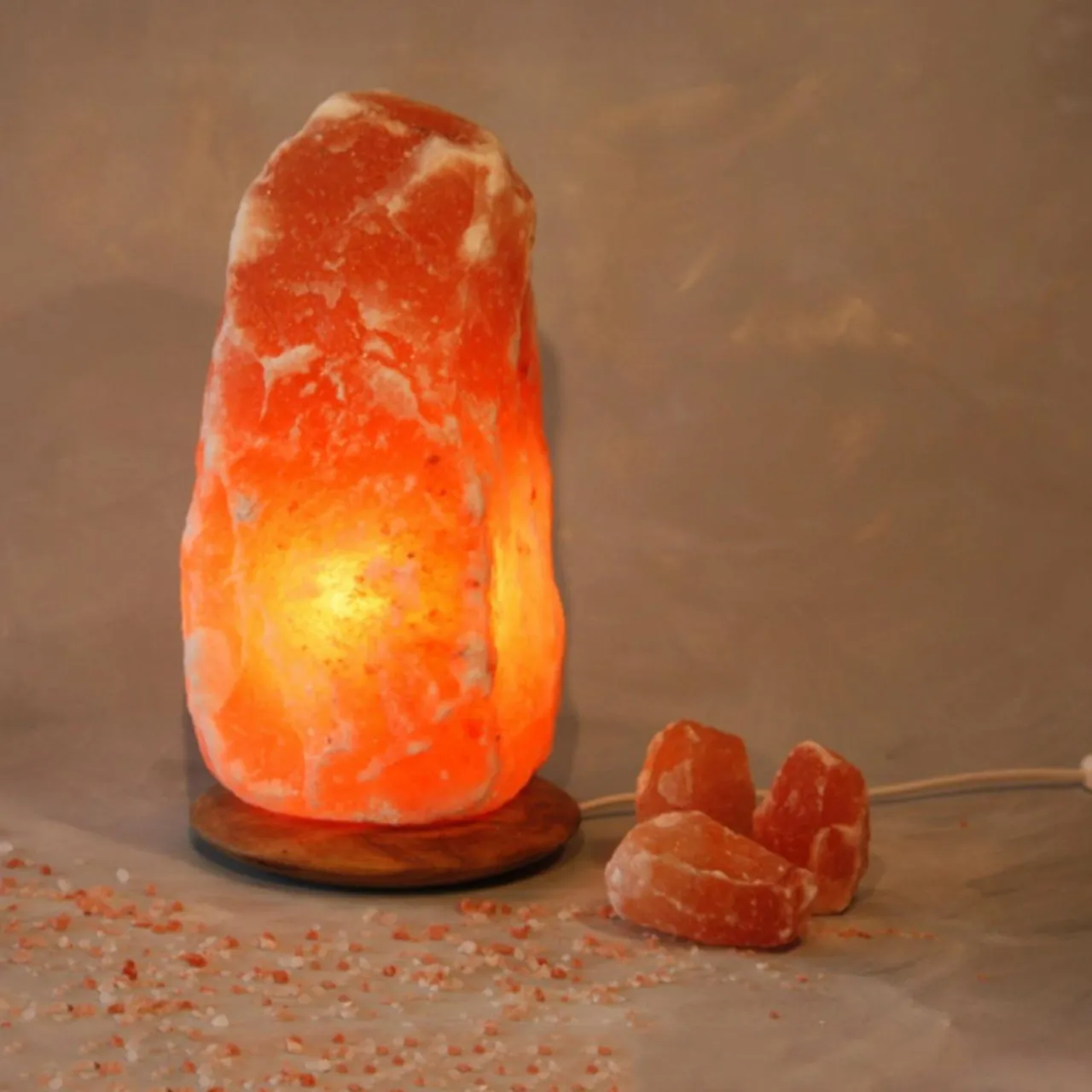 cristal_de_sel_lumineux_rock_avec_socle_en_bois_1.webp Wagner Life Cristal de sel lumineux Rock avec socle en bois^ Lampes Décoratives