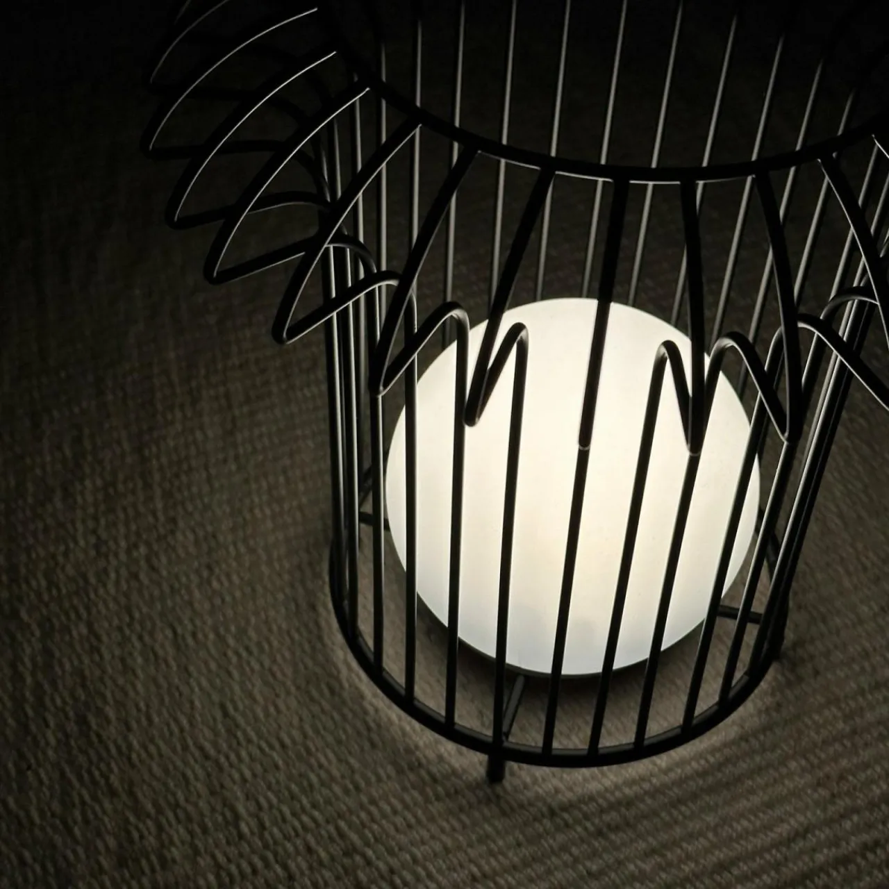 dyberg_larsen_lampe_de_table_led_rechargeable_basket_noir_mtal_3.webp Dyberg Larsen Lampe de table LED rechargeable Basket, noir, métal^ Lampes Décoratives