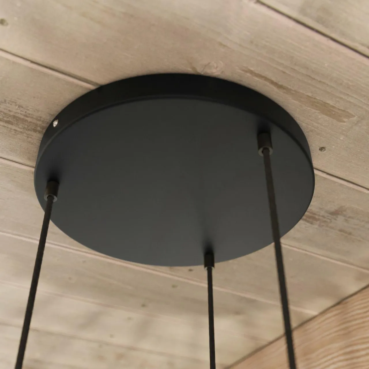 envostar_clay_suspension_en_contreplaqu_de_bouleau___lampes_rond_2.webp Envostar Clay Suspension en contreplaqué de bouleau à 3 lampes rond^ Luminaires Durables