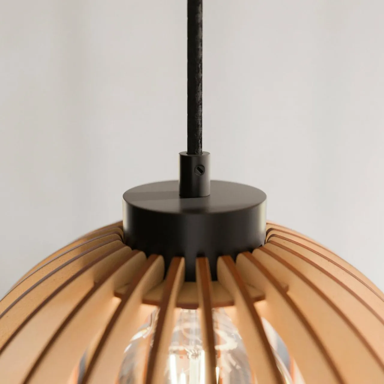 envostar_clay_suspension_en_contreplaqu_de_bouleau___lampes_rond_3.webp Envostar Clay Suspension en contreplaqué de bouleau à 3 lampes rond^ Luminaires Durables