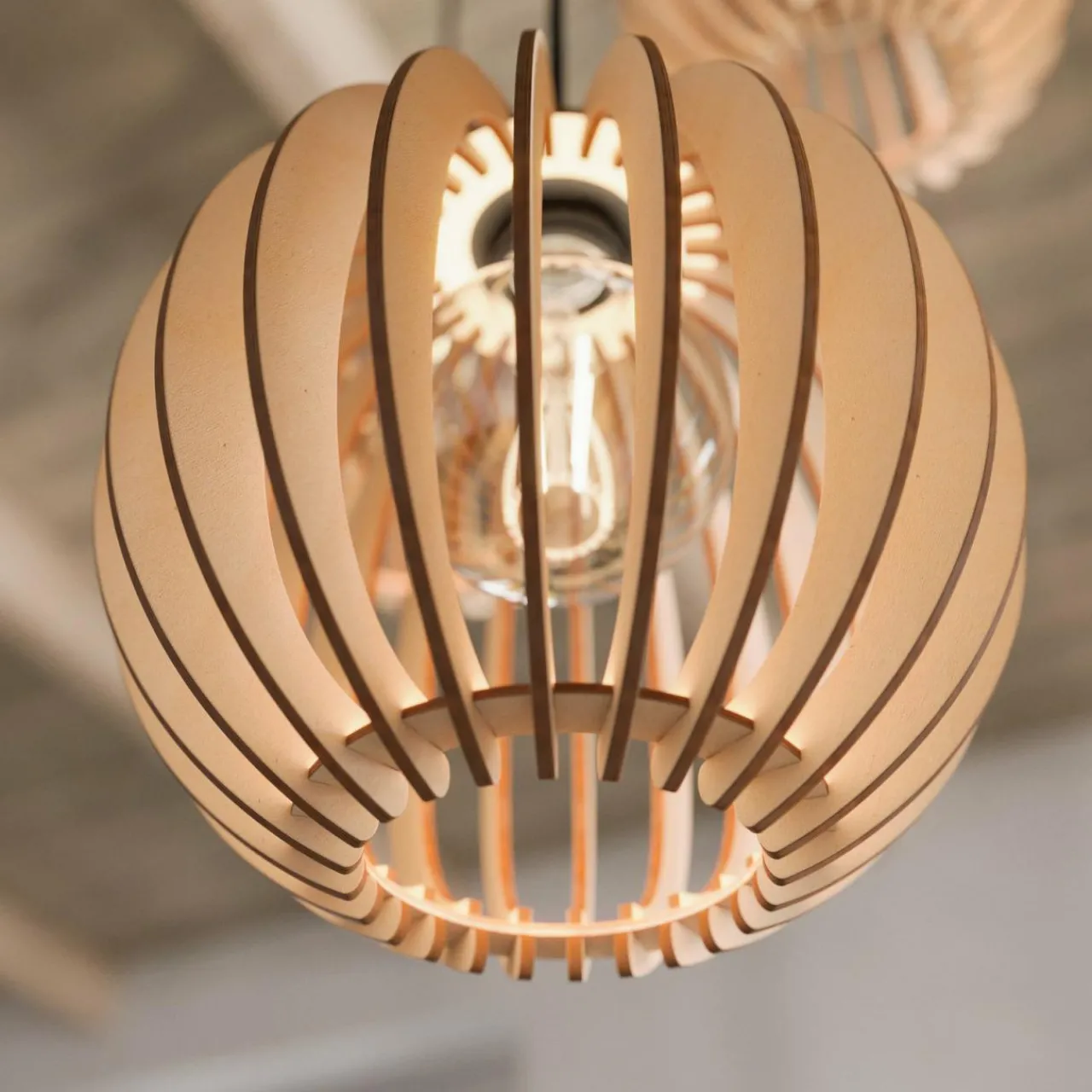 envostar_clay_suspension_en_contreplaqu_de_bouleau___lampes_rond_4.webp Envostar Clay Suspension en contreplaqué de bouleau à 3 lampes rond^ Luminaires Durables