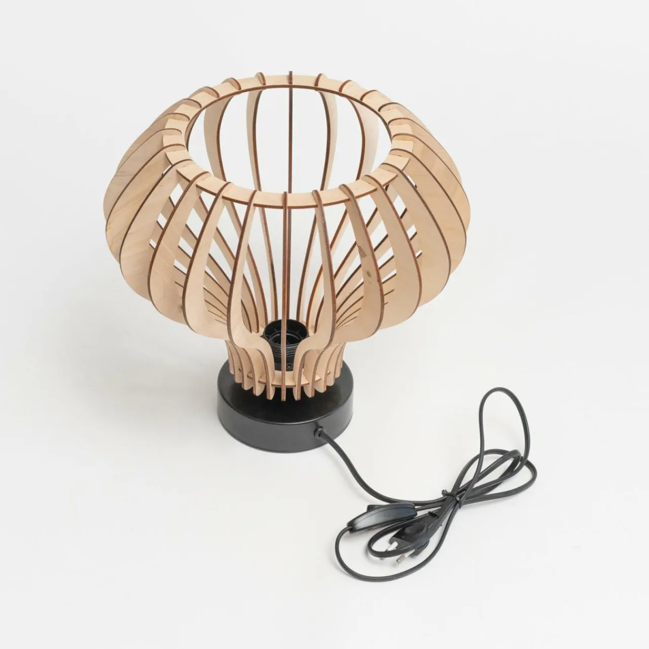 envostar_faje_lampe__poser_contreplaqu_bouleau_5.webp Envostar Faje lampe à poser contreplaqué bouleau^ Luminaires Durables
