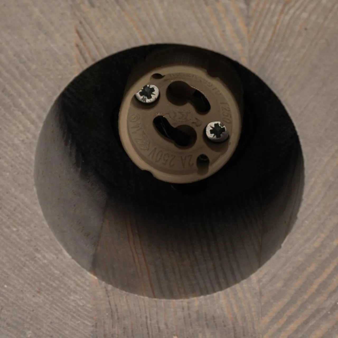 envostar_tuni_downlight_pin_teint_gris_5.webp Envostar Tuni Downlight, pin teinté gris^ Luminaires Durables