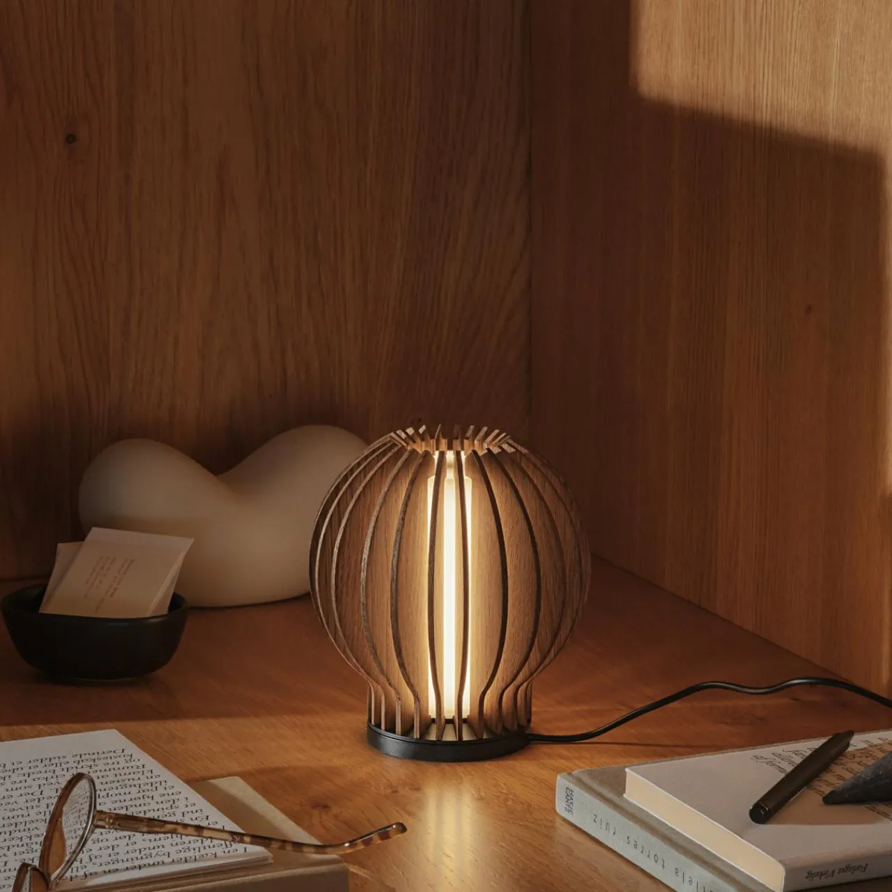 eva_solo_lampe__poser_led_rechargeable_radiant_bois_fonc_cm_usb_0.webp Eva Solo Lampe à poser LED rechargeable Radiant, bois foncé, 14cm, USB^ Lampes Décoratives