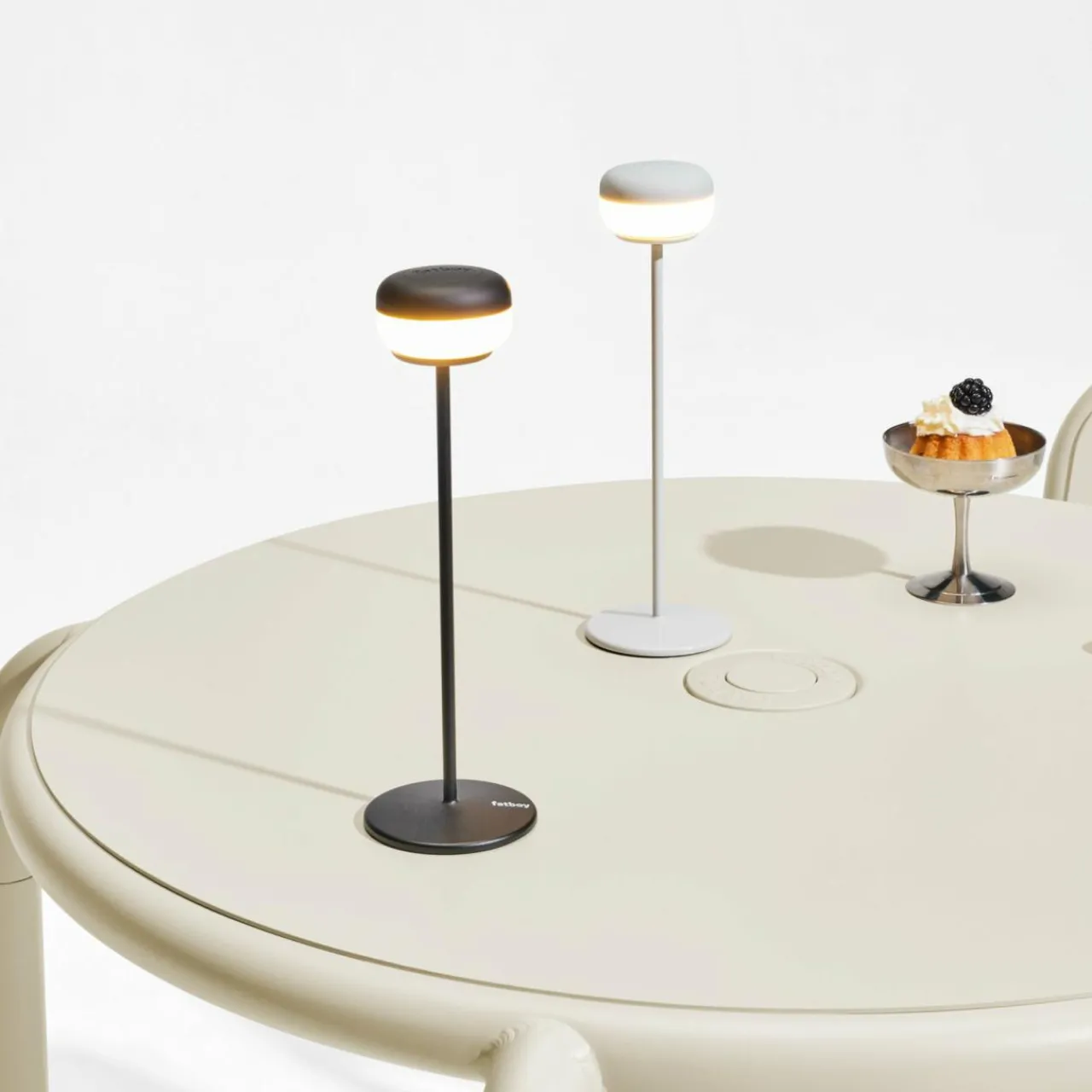 fatboy_lampe_de_table_led_rechargeable_cheerio_gris_intensit_variable_3.webp Fatboy lampe de table LED rechargeable Cheerio, gris, intensité variable,^ Lampes Décoratives