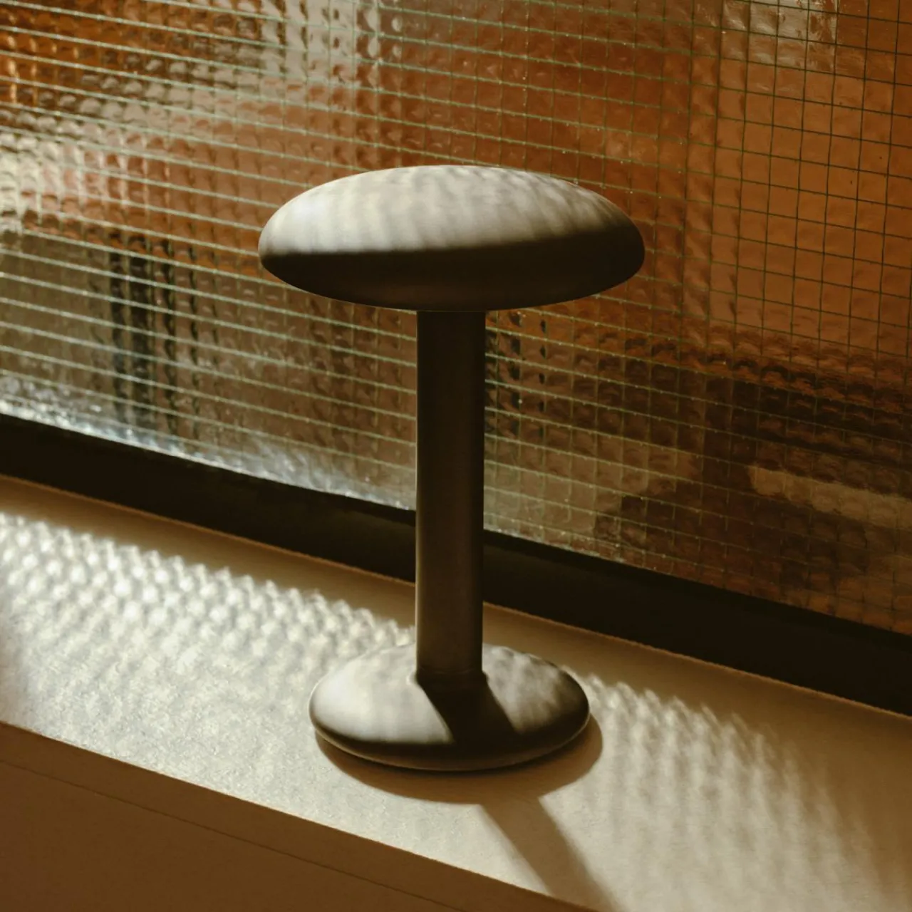 flos_gustave_lampe_led_batterie__aluminium_0.webp Flos Architectural FLOS Gustave lampe LED, batterie 927 aluminium^ Lampes Décoratives