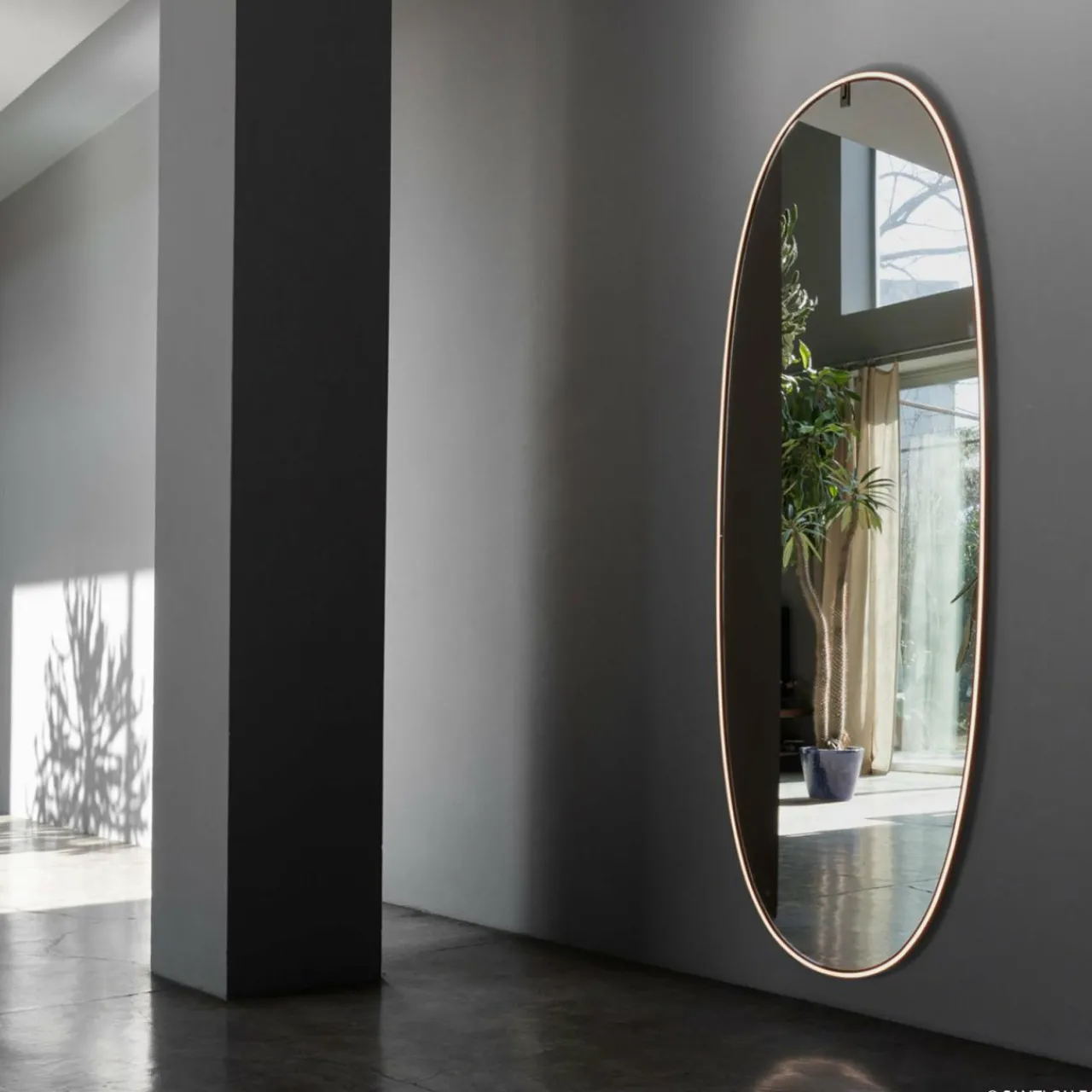 flos_la_plus_belle_miroir_mural_led_alu_poli_1.webp FLOS La Plus Belle miroir mural LED, alu poli^ Meubles & Aménagements