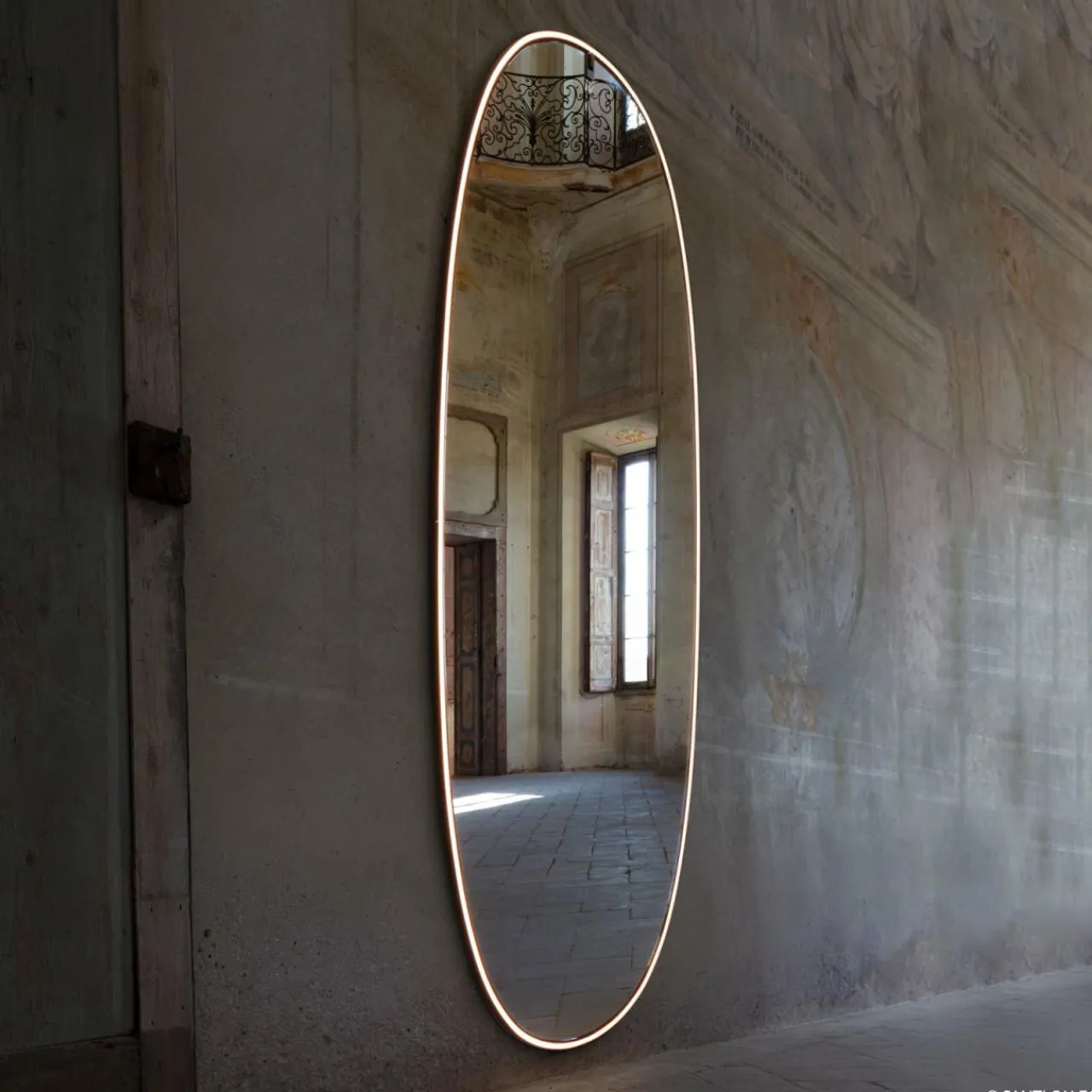 flos_la_plus_belle_miroir_mural_led_dor_bross_0.webp FLOS La Plus Belle miroir mural LED, doré brossé^ Meubles & Aménagements