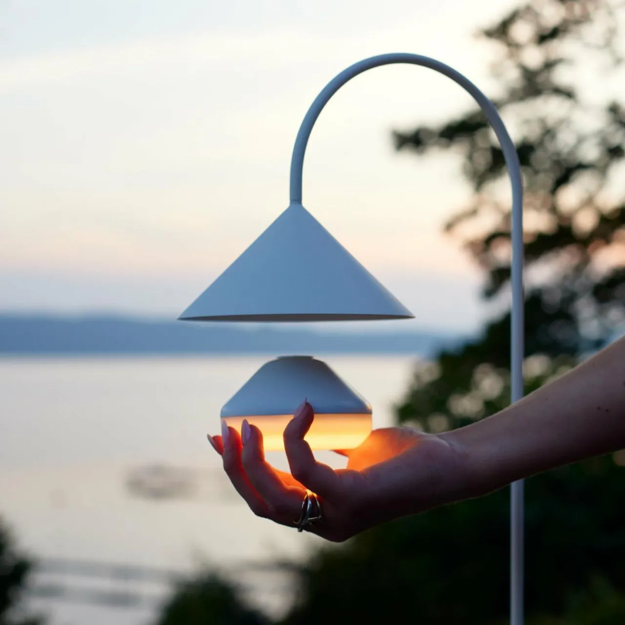 frandsen_lampe_de_table_led_grasp_blanc_hauteur__cm_mtal_1.webp FRANDSEN lampe de table LED Grasp, blanc, hauteur 47 cm, métal^ Lampes Décoratives