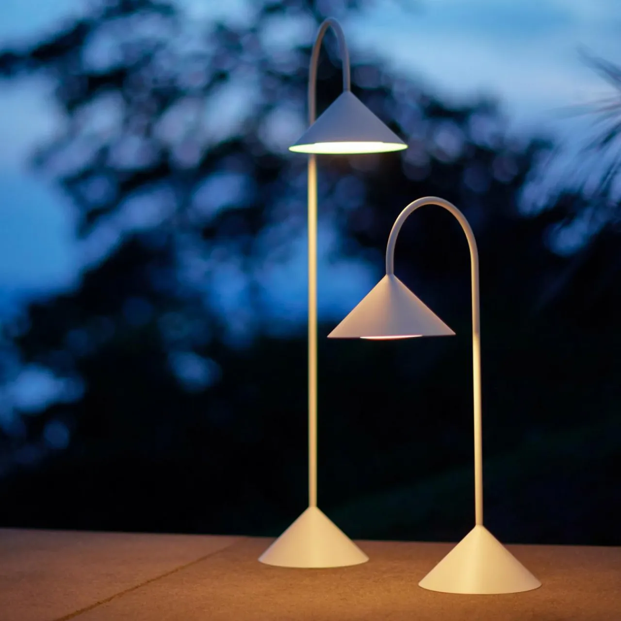 frandsen_lampe_de_table_led_grasp_blanc_hauteur__cm_mtal_2.webp FRANDSEN lampe de table LED Grasp, blanc, hauteur 47 cm, métal^ Lampes Décoratives