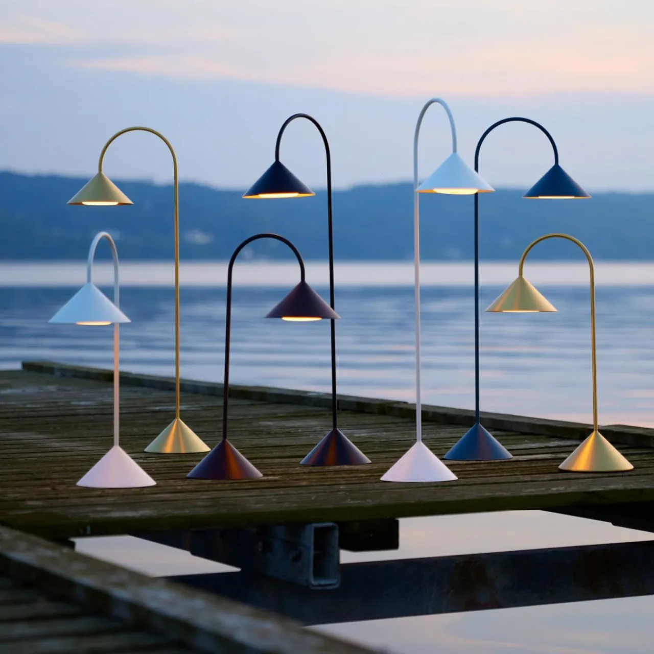 frandsen_lampe_de_table_led_grasp_couleur_laiton_hauteur__cm_1.webp FRANDSEN lampe de table LED Grasp, couleur laiton, hauteur 47 cm^ Lampes Décoratives