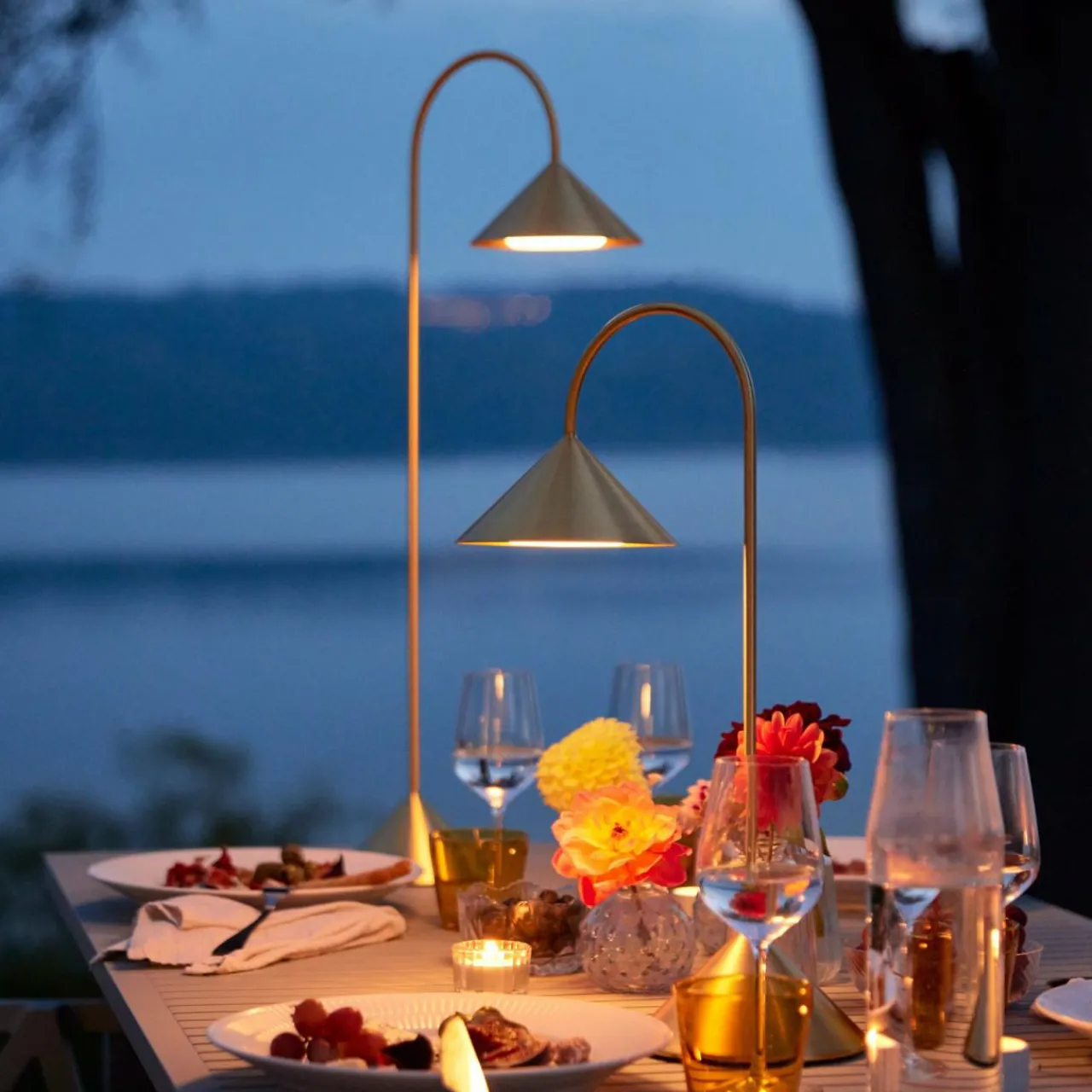 frandsen_lampe_de_table_led_grasp_couleur_laiton_hauteur__cm_2.webp FRANDSEN lampe de table LED Grasp, couleur laiton, hauteur 47 cm^ Lampes Décoratives