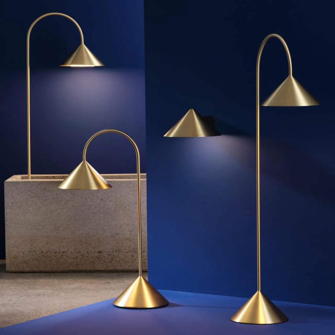 frandsen_lampe_de_table_led_grasp_couleur_laiton_hauteur__cm_3.webp FRANDSEN lampe de table LED Grasp, couleur laiton, hauteur 47 cm^ Lampes Décoratives