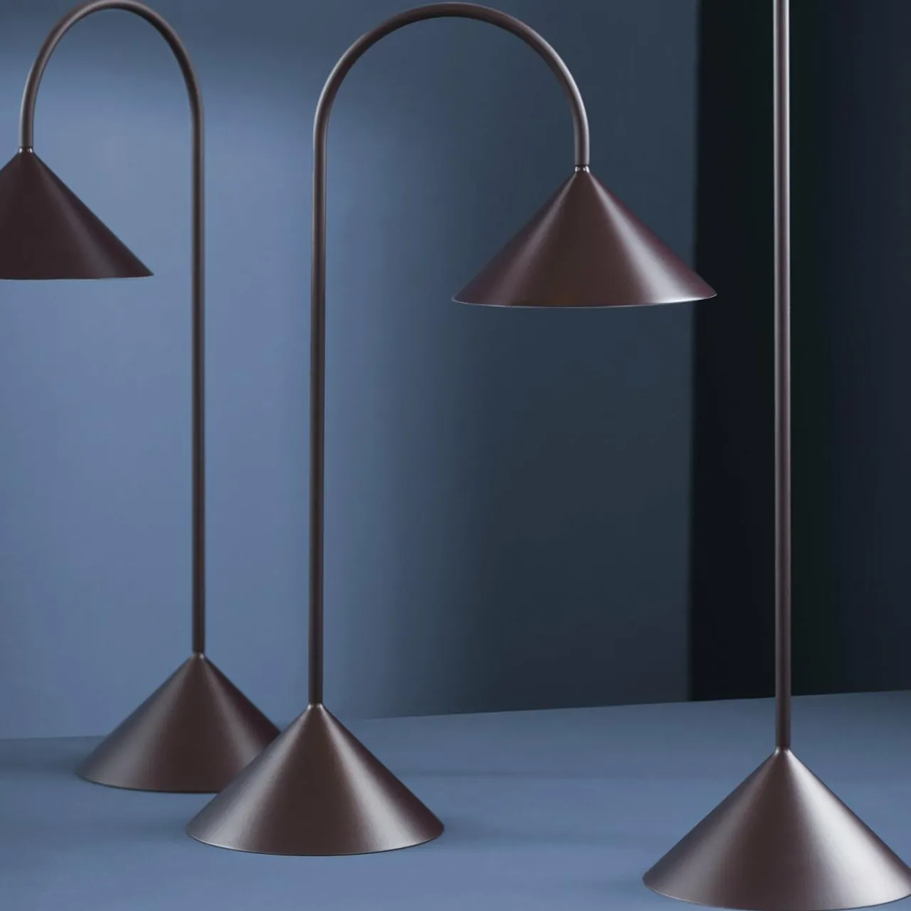 frandsen_lampe_de_table_led_grasp_rouge_fonc_hauteur__cm_mtal_2.webp FRANDSEN lampe de table LED Grasp, rouge foncé, hauteur 47 cm, métal^ Lampes Décoratives
