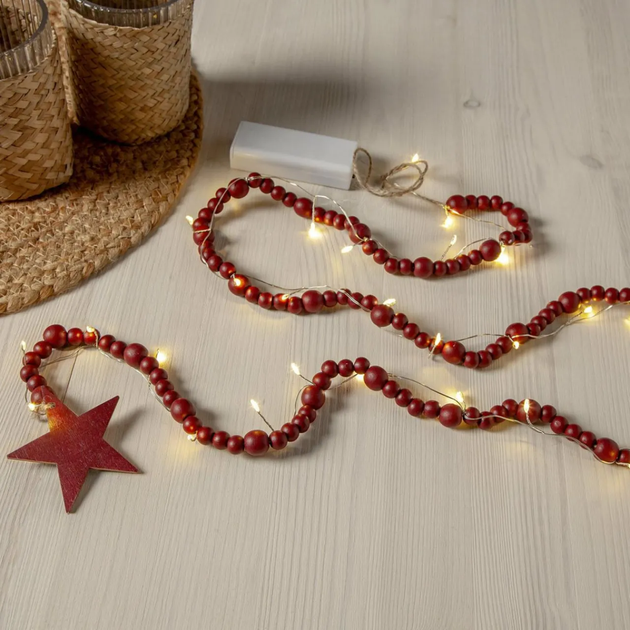 guirlande_lumineuse_led_beady_rouge_perles_en_bois__cm_pile_2.webp STAR TRADING Guirlande lumineuse LED Beady, rouge, perles en bois, 150 cm, pile^ Lumière De Noël