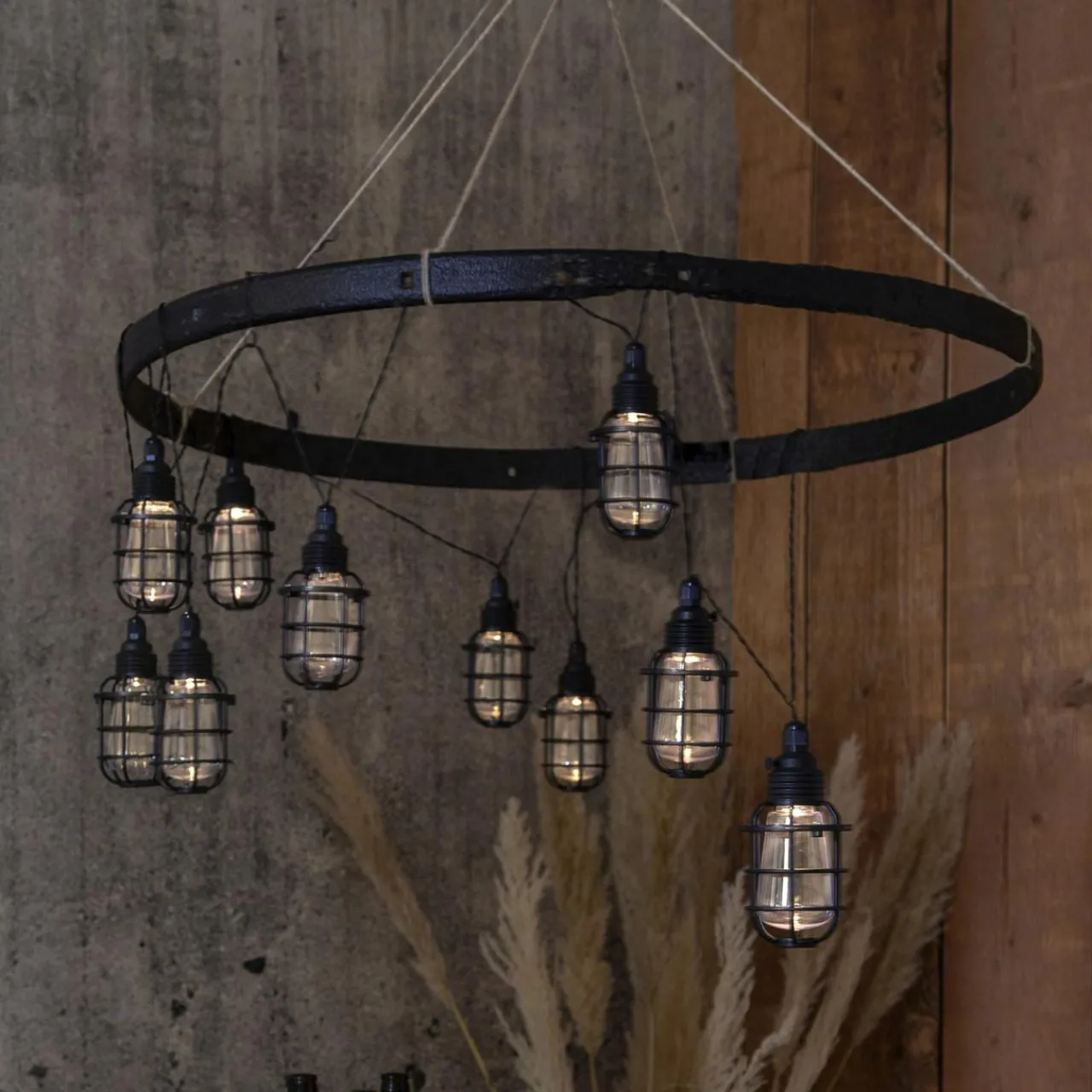 guirlande_lumineuse_solaire_led_cage___lampes_1.webp STAR TRADING Guirlande lumineuse solaire LED Cage à 8 lampes^ Lampes Décoratives