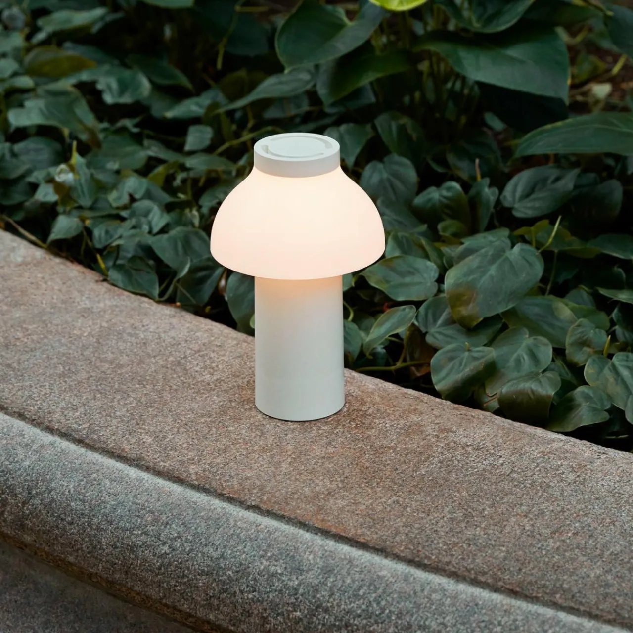 hay_pc_portable_lampe_de_table_led_batterie_blanc_crme_1.webp HAY PC Portable Lampe de table LED Batterie, blanc crème^ Lampes Décoratives
