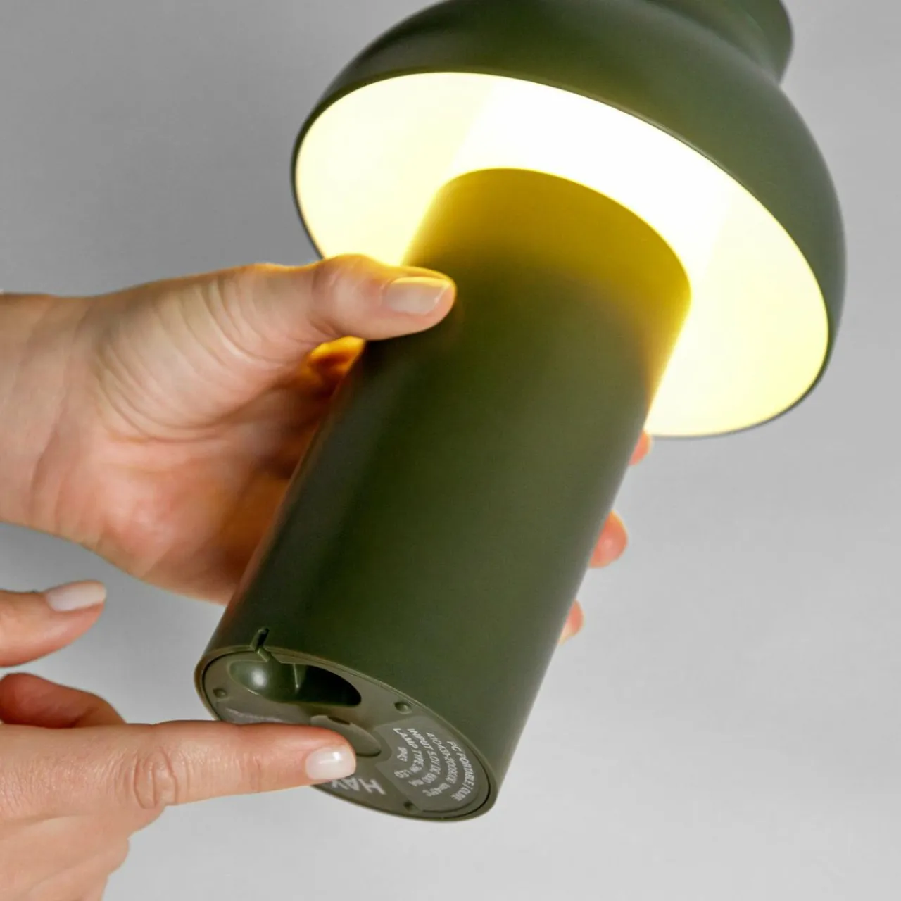 hay_pc_portable_lampe_de_table_led_batterie_olive_3.webp HAY PC Portable lampe de table LED batterie, olive^ Lampes Décoratives